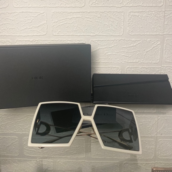 SOLD - Dior 30 Montaigne Sunglasses - Picture 9 of 10
